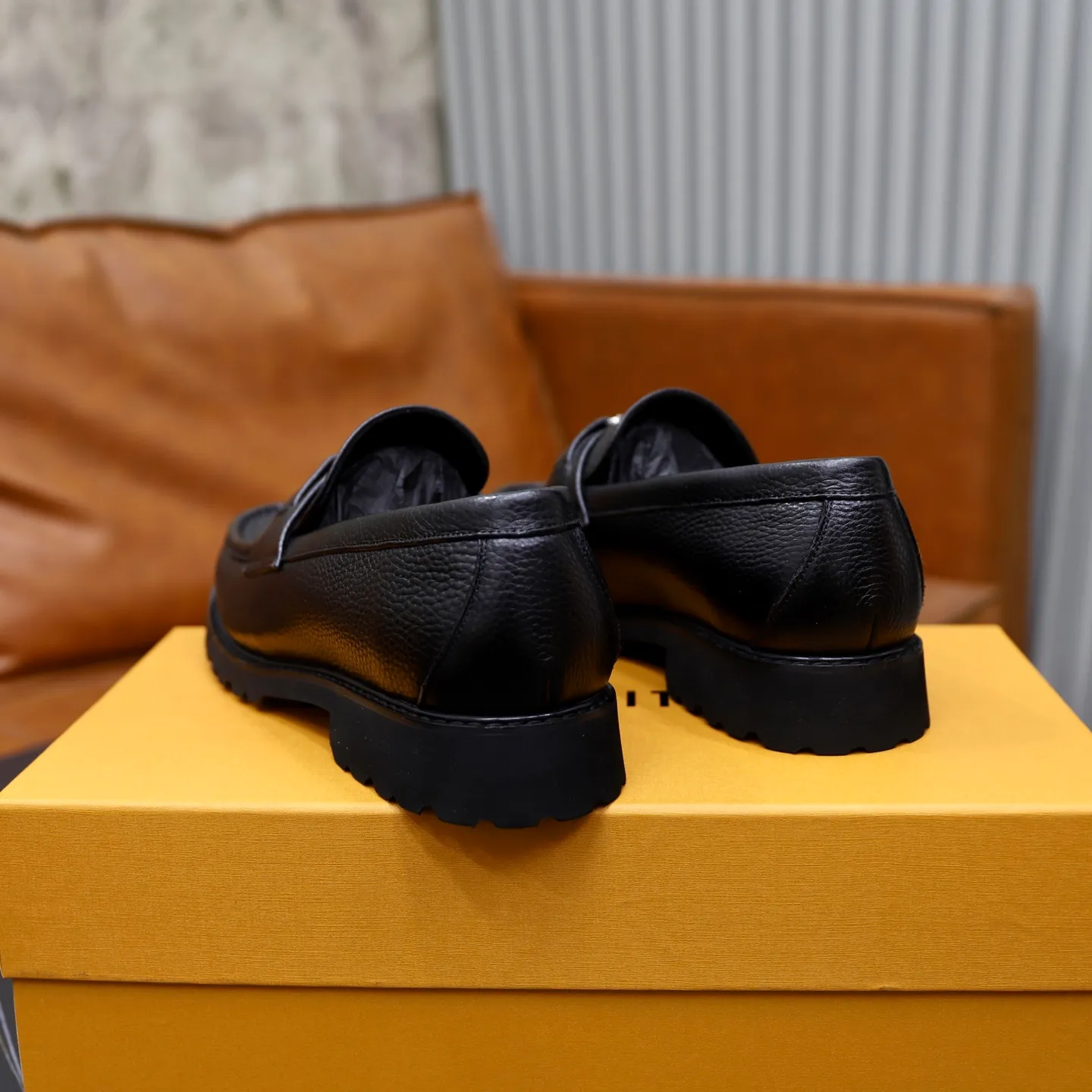 Ex-factory price: 600💰Louis Vuitton LV men's classic Oxford shoes, men's business formal boutique leather shoes, classic style, almond kernel exquisite toe, ultimate art, the whole shoe is made of imported cow leather (open edge beads), carefully selected, fine pores, excellent gloss, soft texture, strong toughness, durable and not easy to deform, apricot fetal cowhide leather lining, soft and comfortable, sweat-absorbent and breathable. Foam outsole, original box and dust bag packaging! Size: 38–44 (45/46 customized)